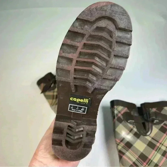 Women's CAPELLI PLAID RAIN/GARDEN BOOTS
SZ 7,brown plaid like new - Picture 7 of 8